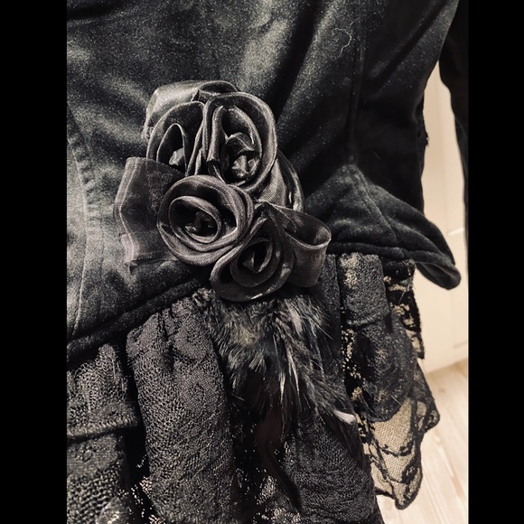 Velvet goth style jacket with lace - Picture 3 of 10